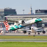 Reklame für eine Region, für die Woiwodschaft Karpatenvorland im Südosten Polens: Diese Bombardier DHC 8-400 der polnischen LOT hebt mit der Sonderbemalung "Podkarpackie" am Chopin-Flughafen Warschau ab.