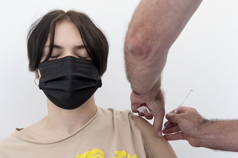 Erstimpfung: Eine Frau lässt sich gegen das Coronavirus impfen