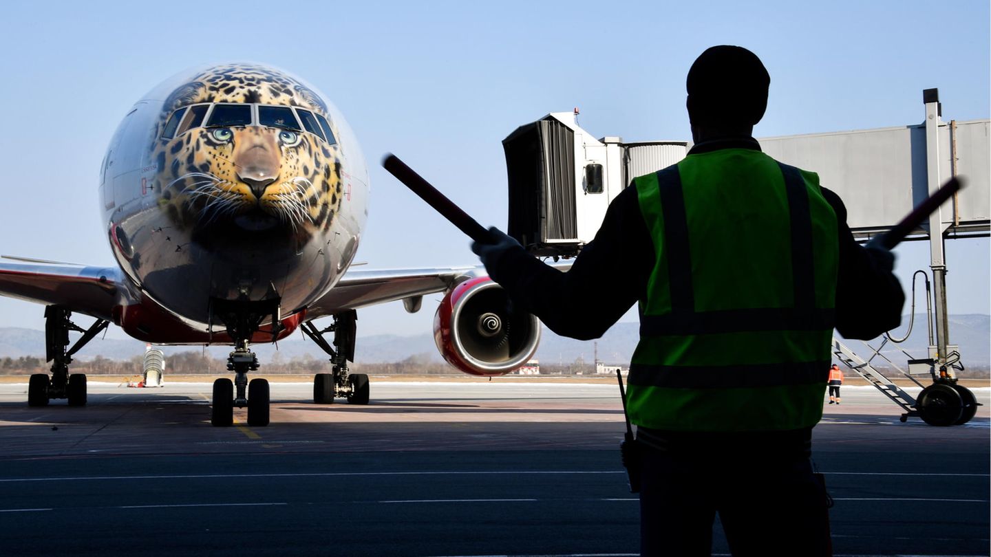 Rossiya Airlines Boeing 777-300