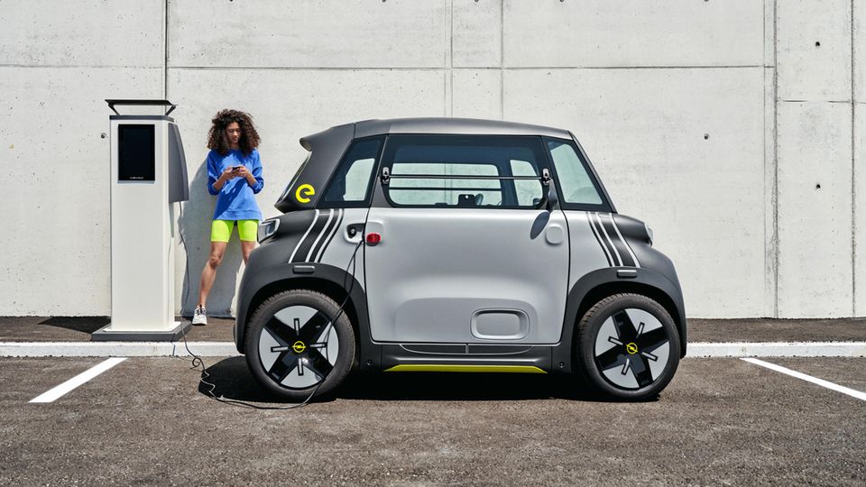 Opel Rocks-e lädt an einer Ladestation