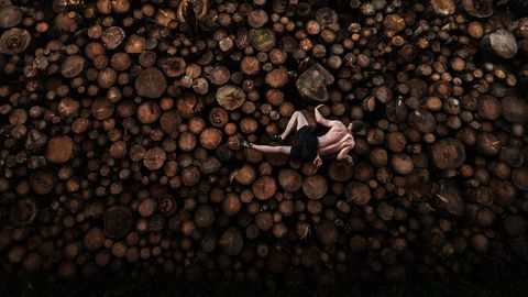 Den ersten Platz in der Kategorie Sport gewann der Australier Adam Pretty. Er fotografierte Georg beim Bouldertraining auf einen Holzstapel in Kochel am See. Bouldern ist das Klettern an kleinen Felsformationen und Felsblöcken, die in der Regel nicht höher als sechs Meter sind, ohne Seile oder Gurte. Kletterhallen und Sportstätten wurden aufgrund der anhaltenden Covid-19-Pandemie geschlossen, die Sportler mussten also kreativ werden.