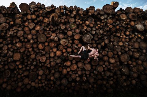 Den ersten Platz in der Kategorie Sport gewann der Australier Adam Pretty. Er fotografierte Georg beim Bouldertraining auf einen Holzstapel in Kochel am See. Bouldern ist das Klettern an kleinen Felsformationen und Felsblöcken, die in der Regel nicht höher als sechs Meter sind, ohne Seile oder Gurte. Kletterhallen und Sportstätten wurden aufgrund der anhaltenden Covid-19-Pandemie geschlossen, die Sportler mussten also kreativ werden.