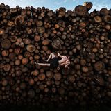 Den ersten Platz in der Kategorie Sport gewann der Australier Adam Pretty. Er fotografierte Georg beim Bouldertraining auf einen Holzstapel in Kochel am See. Bouldern ist das Klettern an kleinen Felsformationen und Felsblöcken, die in der Regel nicht höher als sechs Meter sind, ohne Seile oder Gurte. Kletterhallen und Sportstätten wurden aufgrund der anhaltenden Covid-19-Pandemie geschlossen, die Sportler mussten also kreativ werden.