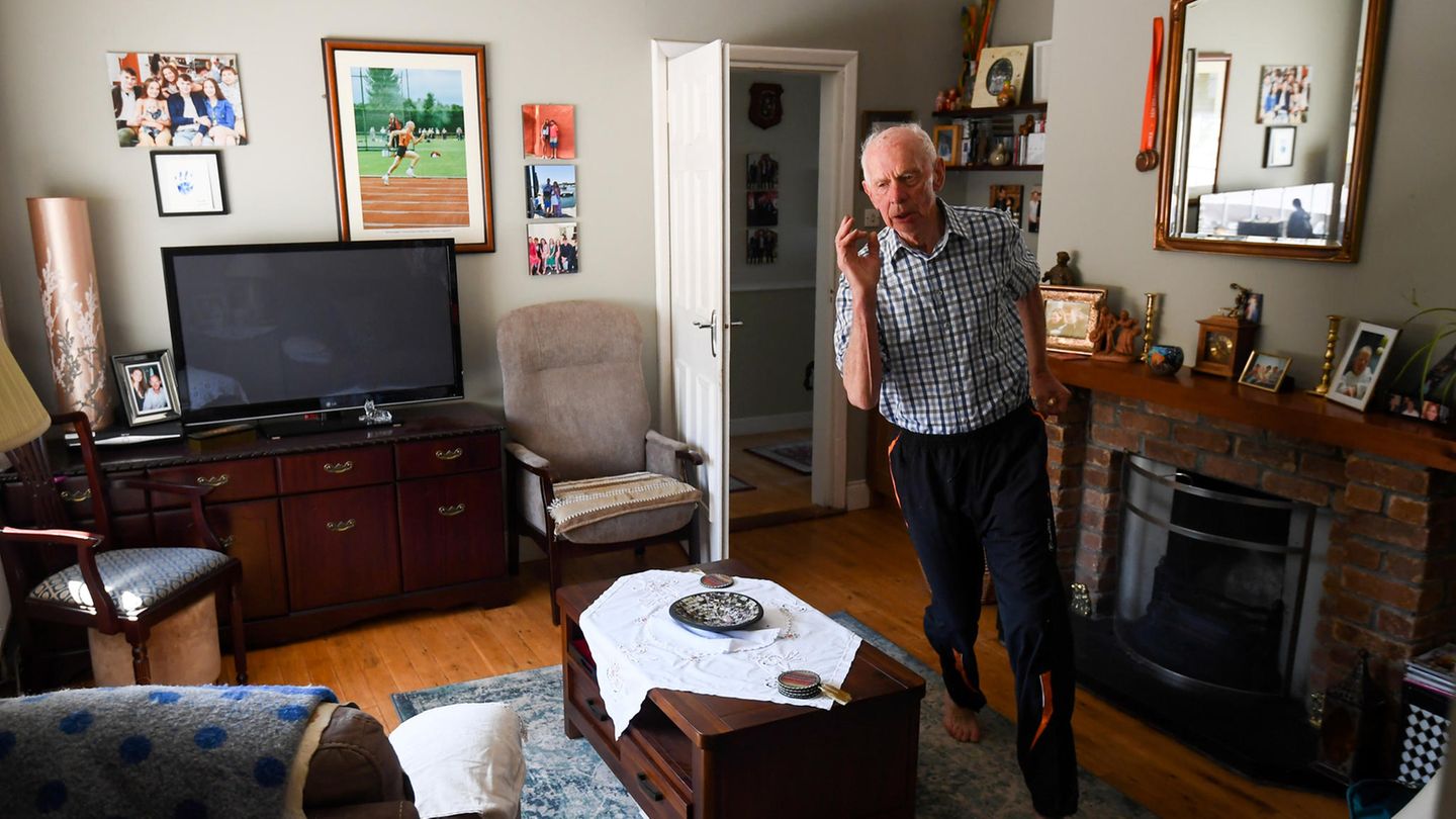 Der Ire Stephen McCarthy landete mit seinem Foto auf Platz 2 in der Kategorie Sport. Es zeigt den Masters-Athleten Pat Naughton (87) beim Training in seinem Haus in Nenagh, Irland, während des Lockdowns.