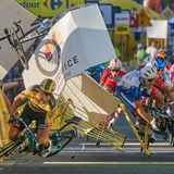 Mit diesem Foto gewann der polnische Fotograf Tomasz Markowski den dritten Platz in der Kategorie Sport: Der niederländische Radfahrer Dylan Groenewegen (links) stürzt Meter vor der Ziellinie, nachdem er während der ersten Etappe der Polenrundfahrt in Katowice mit seinem Landsmann Fabio Jakobsen kollidiert ist.