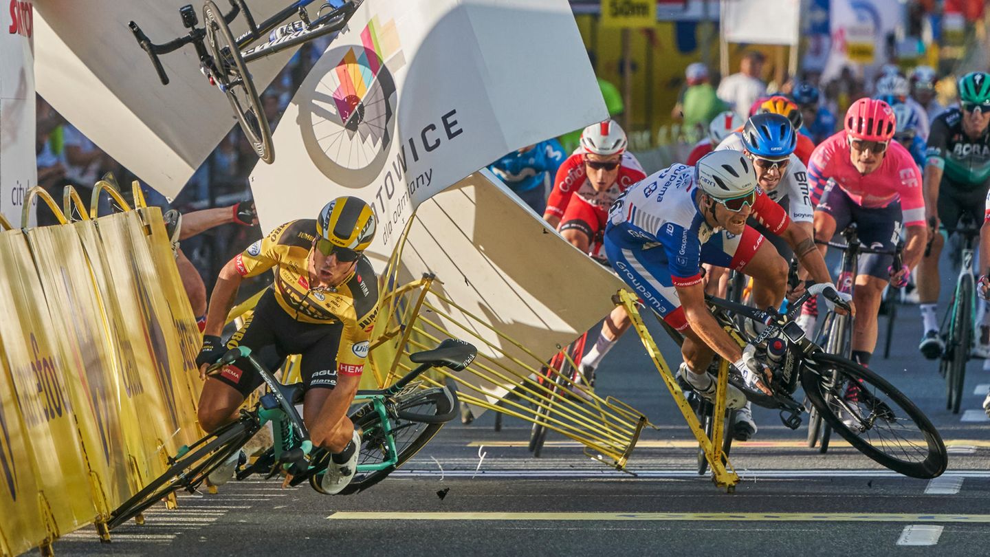 Mit diesem Foto gewann der polnische Fotograf Tomasz Markowski den dritten Platz in der Kategorie Sport: Der niederländische Radfahrer Dylan Groenewegen (links) stürzt Meter vor der Ziellinie, nachdem er während der ersten Etappe der Polenrundfahrt in Katowice mit seinem Landsmann Fabio Jakobsen kollidiert ist.