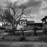 Das Basketballteam Flint Jaguars in Flint, Michigan, USA, bemüht sich, Stabilität und gegenseitige Unterstützung zu fördern sowie den Gemeinschaftsgeist in einer ums Überleben kämpfenden Stadt zu stärken. Flint, der Geburtsort von General Motors, kämpft gegen die Abwanderung aufgrund eines steilen Niedergangs seiner Automobilindustrie, einer Gesundheitskrise, die durch die Umstellung der Wasserversorgungsquellen ohne angemessene Schutzmaßnahmen durch die Behörden verursacht wurde, und der systemischen Vernachlässigung von Armut, vor allem in schwarzen Nachbarschaften. Der Kanadier Chris Donovan erreichte mit seiner Foto-Serie den ersten Platz in der Kategorie Sport Stories. Dieses Foto zeigt ein Basketballnetz neben einer Straße in Flint. Auf der Tafel steht "FDT", ein Akronym, das auf einem beliebten Protestlied gegen Donald Trump basiert.
