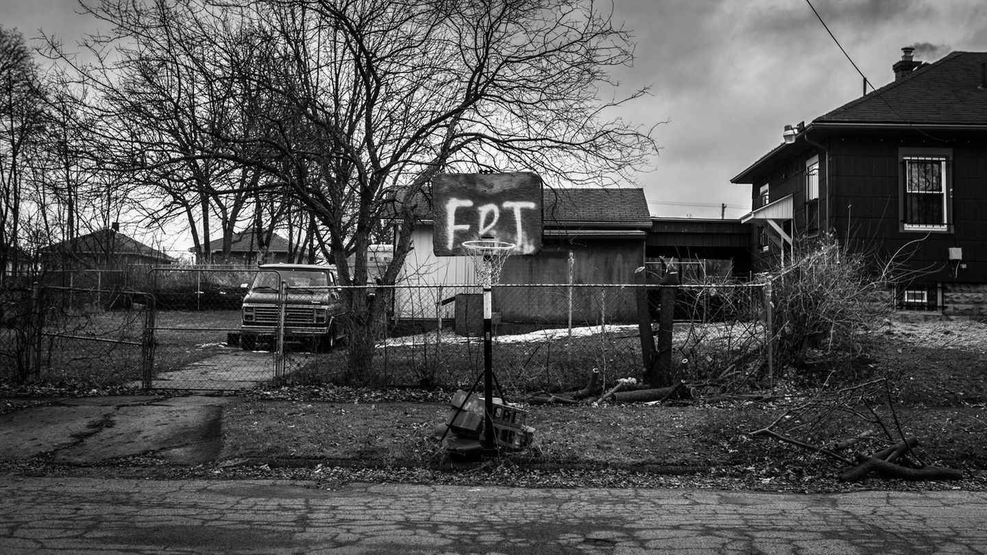 Das Basketballteam Flint Jaguars in Flint, Michigan, USA, bemüht sich, Stabilität und gegenseitige Unterstützung zu fördern sowie den Gemeinschaftsgeist in einer ums Überleben kämpfenden Stadt zu stärken. Flint, der Geburtsort von General Motors, kämpft gegen die Abwanderung aufgrund eines steilen Niedergangs seiner Automobilindustrie, einer Gesundheitskrise, die durch die Umstellung der Wasserversorgungsquellen ohne angemessene Schutzmaßnahmen durch die Behörden verursacht wurde, und der systemischen Vernachlässigung von Armut, vor allem in schwarzen Nachbarschaften. Der Kanadier Chris Donovan erreichte mit seiner Foto-Serie den ersten Platz in der Kategorie Sport Stories. Dieses Foto zeigt ein Basketballnetz neben einer Straße in Flint. Auf der Tafel steht "FDT", ein Akronym, das auf einem beliebten Protestlied gegen Donald Trump basiert.
