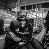 Basketball ist ein wesentlicher Bestandteil der Kultur in Flint und die Stadt hat einst Dutzende von großen Namen auf College- und Profiebene hervorgebracht. Jahrzehntelang kämpften vier High-School-Teams als erbitterte Rivalen. Jetzt gibt es in der Stadt nur noch eine High School. Die Flint Jaguars wurden 2017 gegründet und schlossen die Teams der letzten beiden damals verbliebenen Schulen zusammen. Dieses Foto von Donovan zeigt Jaguars-Spieler Junior Dion Brown mit seiner Freundin Lakenya Thomas.