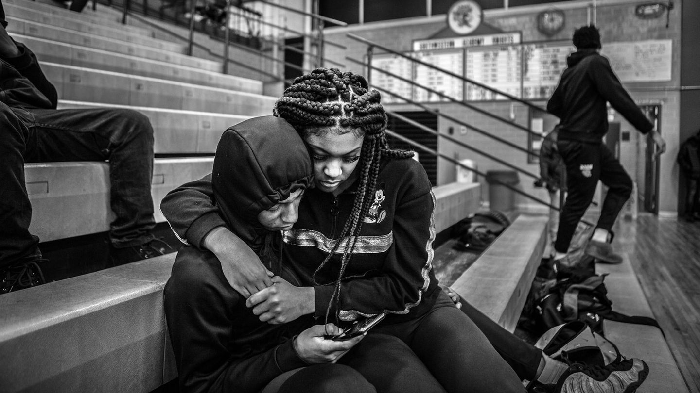 Basketball ist ein wesentlicher Bestandteil der Kultur in Flint und die Stadt hat einst Dutzende von großen Namen auf College- und Profiebene hervorgebracht. Jahrzehntelang kämpften vier High-School-Teams als erbitterte Rivalen. Jetzt gibt es in der Stadt nur noch eine High School. Die Flint Jaguars wurden 2017 gegründet und schlossen die Teams der letzten beiden damals verbliebenen Schulen zusammen. Dieses Foto von Donovan zeigt Jaguars-Spieler Junior Dion Brown mit seiner Freundin Lakenya Thomas.