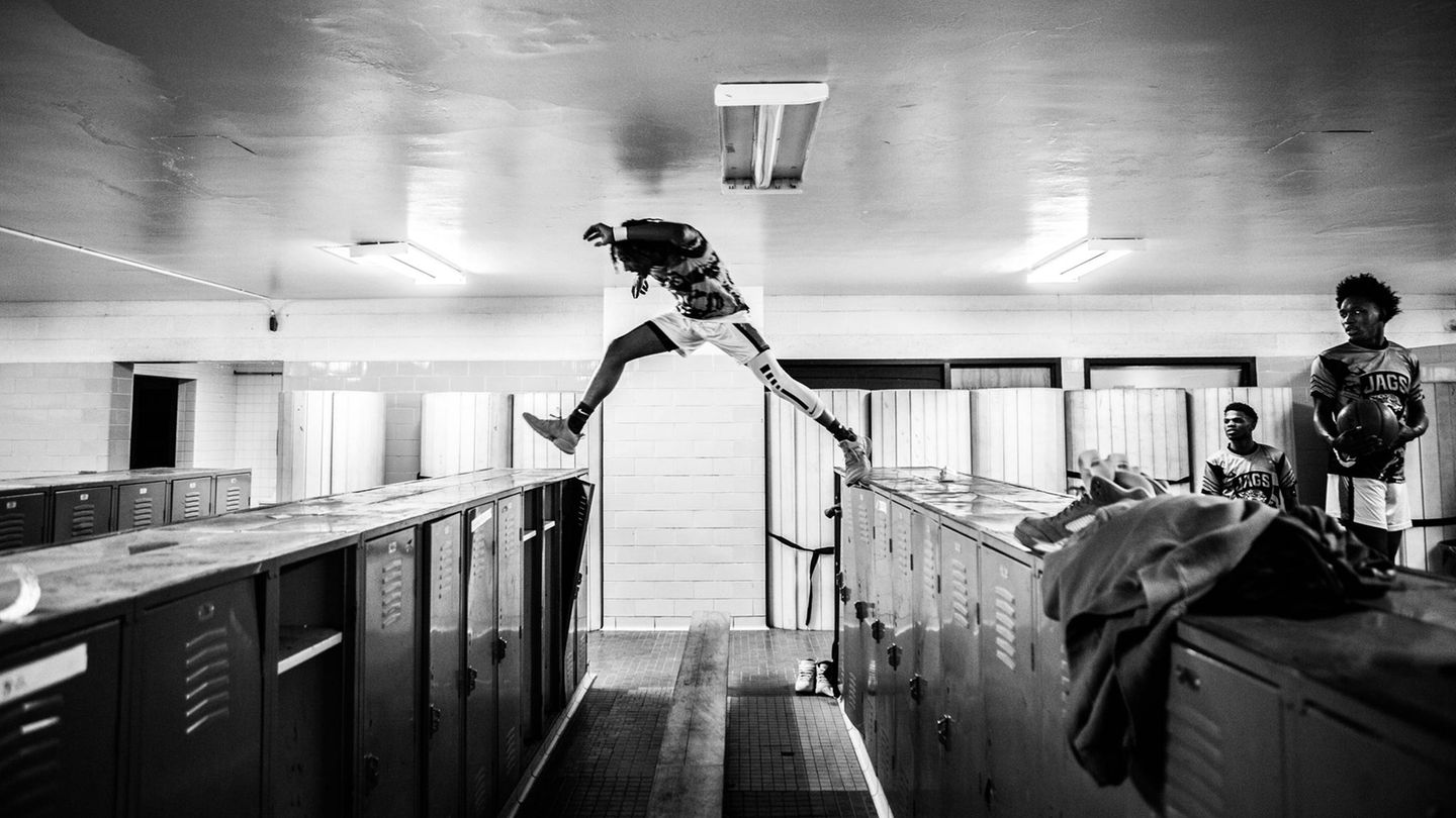 Flint Jaguars-Teamstar Taevion Rushing springt in der Team-Umkleidekabine vor dem letzten regulären Saisonspiel seiner High-School-Basketballkarriere von einem Spind zum anderen. Er möchte an einem Junior College Basketball spielen.