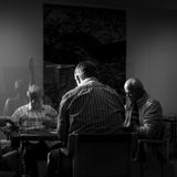 Der schwedische Fotograf Henrik Hansson gewann den zweiten Platz in der Kategorie Sport Stories. Er fotografierte den Borlänge Bridge Club in der Gemeinde Borlänge in Schweden, der rund 100 Mitglieder hat. Die Covid-19-Pandemie setzte den Spielen zeitweise ein Ende, doch im Sommer wurde eine Lösung gefunden, indem die Spieler durch gekreuzte Plexiglasscheiben getrennt wurden.