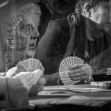 An den Kartentischen ist es meist völlig still. Mimik und Körpersprache signalisieren, wie ein Spiel läuft, wie dieses Bild von Hansson einfängt. 