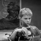 Ein 11-jähriger Junge spielt mit einen 92-jährigen Mann im Borlänge Bridge Club.