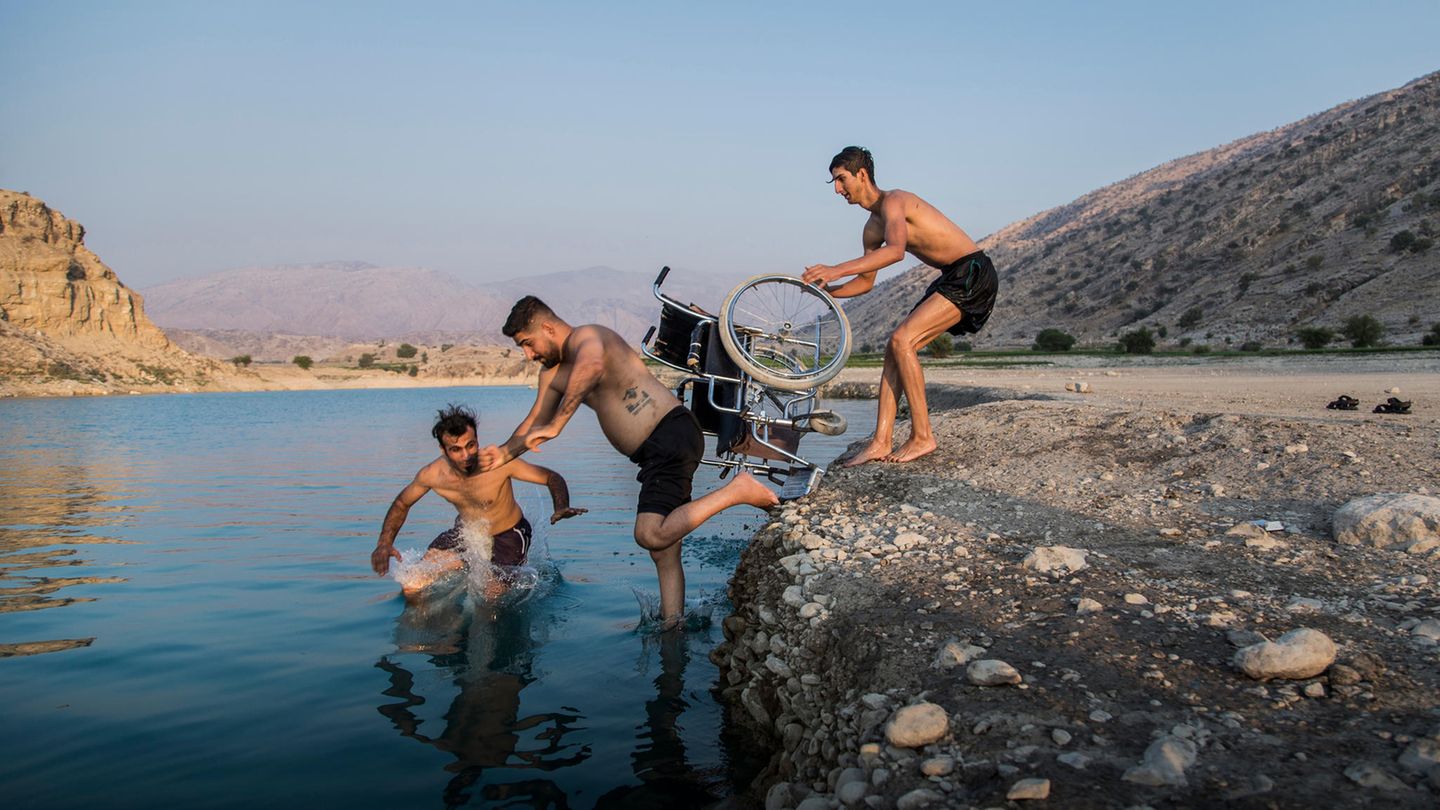 Auf Platz 3 der Kategorie Sport Stories ist die Iranerin Fereshteh Eslahi gelandet. Sie fotografierte Saeed Ramin, ein professioneller Traceur (Prakourpraktiker) der in Gachsaran, Iran, lebt. Vor sieben Jahren stürzte Saeed bei einem Parkour-Wettbewerb und verletzte sich dabei das Rückenmark im Nacken. Auf diesem Foto genießt er die Zeit mit Freunden am Kosar Dam See in der Nähe von Gachsaran. 
