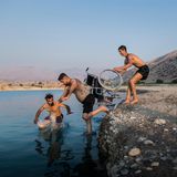 Auf Platz 3 der Kategorie Sport Stories ist die Iranerin Fereshteh Eslahi gelandet. Sie fotografierte Saeed Ramin, ein professioneller Traceur (Prakourpraktiker) der in Gachsaran, Iran, lebt. Vor sieben Jahren stürzte Saeed bei einem Parkour-Wettbewerb und verletzte sich dabei das Rückenmark im Nacken. Auf diesem Foto genießt er die Zeit mit Freunden am Kosar Dam See in der Nähe von Gachsaran. 