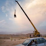 Ein Jahr vor seiner Verletzung brach Saeed den iranischen Rekord für das Springen über eine Luftbrücke über Asphalt. Hier genießt Saeed es, von einem Kran hochgehoben zu werden, während er im Rollstuhl sitzt.