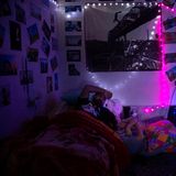 Saeed konnte sich keine längere Krankenhausbehandlung leisten, aber mit Hilfe seiner Familie improvisierte er Rehabilitationsgeräte in seinem Garten und konnte trotz der Vorhersagen der Ärzte die Beweglichkeit seiner Hände wiedererlangen. Saeed hat seine Fähigkeiten wiedererlangt und kann jetzt mit einem Rollstuhl umgehen. Er tut immer noch gerne Dinge, vor denen andere Angst haben. Auf diesem Foto hören er und seine Frau Maedeh Musik, umgeben von Fotografien von Saeeds vergangenen Leistungen.