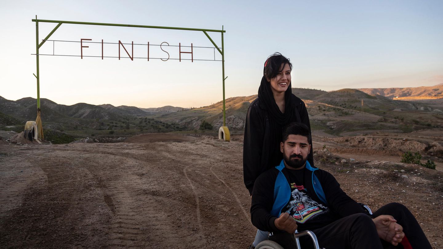 Saeed und seine Frau Maedeh kehren nach Hause zurück, nachdem sie sich das Motocross-Training auf der Gachsaran Motorcycle-Strecke angesehen haben, wo sie den größten Teil ihrer Freizeit verbringen. Maedeh ist Motorradfahrerin.