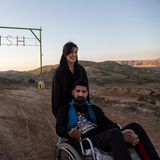 Saeed und seine Frau Maedeh kehren nach Hause zurück, nachdem sie sich das Motocross-Training auf der Gachsaran Motorcycle-Strecke angesehen haben, wo sie den größten Teil ihrer Freizeit verbringen. Maedeh ist Motorradfahrerin.