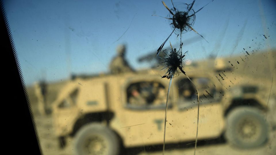 Einschusslöcher an einem US-Militärfahrzeug