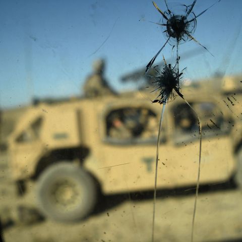 Einschusslöcher an einem US-Militärfahrzeug