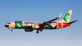 Im Landeanflug auf den Flughafen von Athen: eine Boeing 737-800 der Transavia mit der Sonderbemalung Peter Pan des niederländischen Ferienfliegers Transavia.