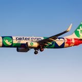 Im Landeanflug auf den Flughafen von Athen: eine Boeing 737-800 der Transavia mit der Sonderbemalung Peter Pan des niederländischen Ferienfliegers Transavia.