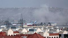 Rauch steigt nach einer Explosion nahe des Flughafens über den Dächern von Kabul auf
