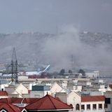 Rauch steigt nach einer Explosion nahe des Flughafens über den Dächern von Kabul auf