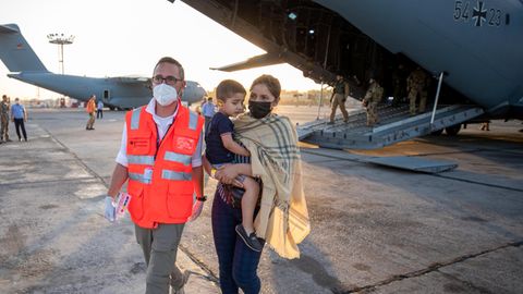 Taschkent, Usbekistan: Eine Afghanin mit Kind verlässt eine Bundeswehrmaschine. Von hier aus geht es weiter nach Deutschland.