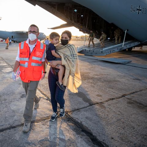 Taschkent, Usbekistan: Eine Afghanin mit Kind verlässt eine Bundeswehrmaschine. Von hier aus geht es weiter nach Deutschland.