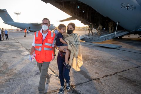 Taschkent, Usbekistan: Eine Afghanin mit Kind verlässt eine Bundeswehrmaschine. Von hier aus geht es weiter nach Deutschland.