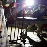 Helfer eilen mit einer Krankenliege über das Flughafengelände. Die genaue Zahl der Todesopfer und Verletzten durch die Explosion ist noch offen.