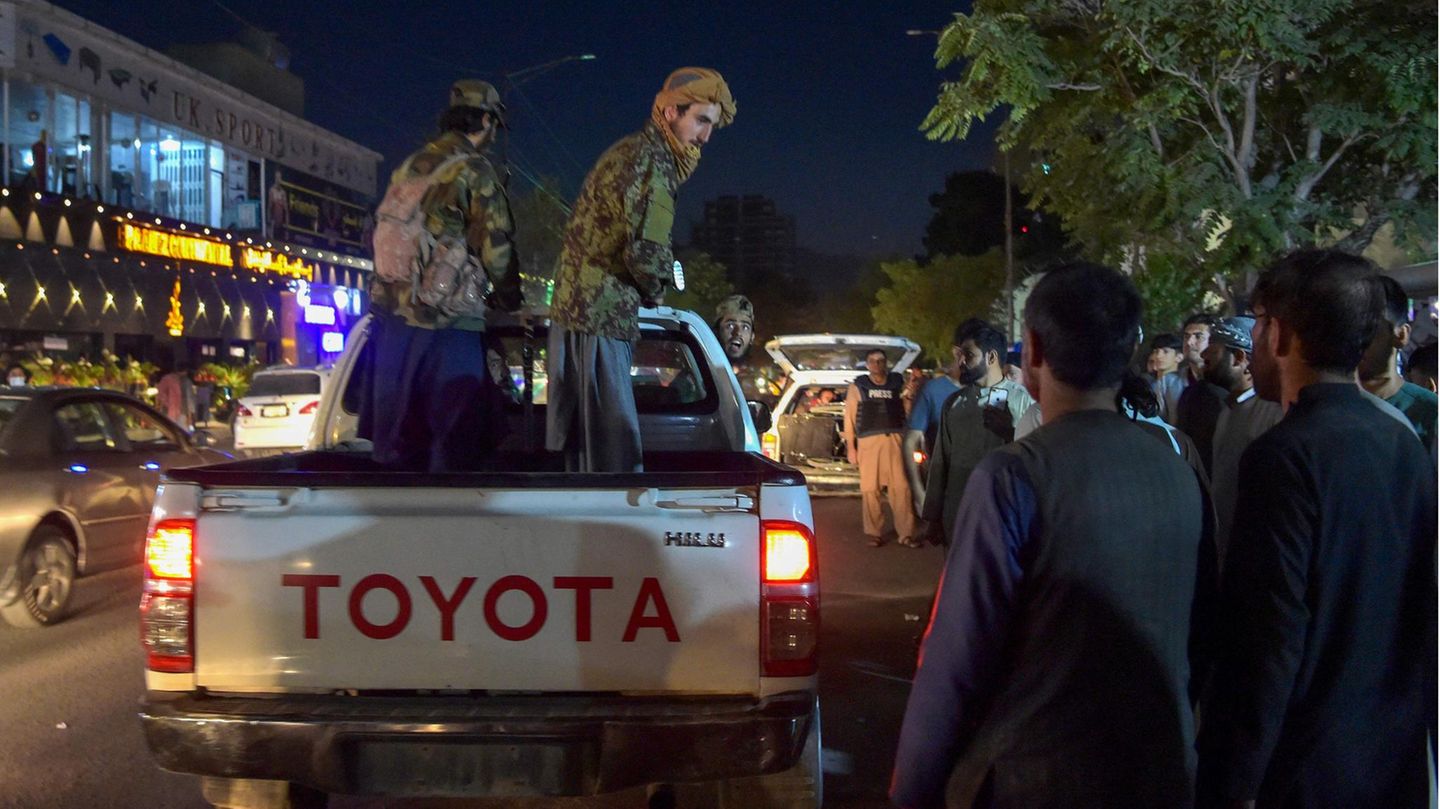 Taliban Kä,pfer auf einem Truck