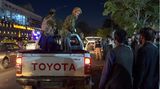 Taliban Kä,pfer auf einem Truck