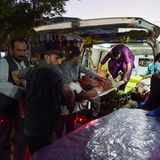 Ungezählte Freiwillige helfen dabei, die große Zahl an Opfern zu versorgen.