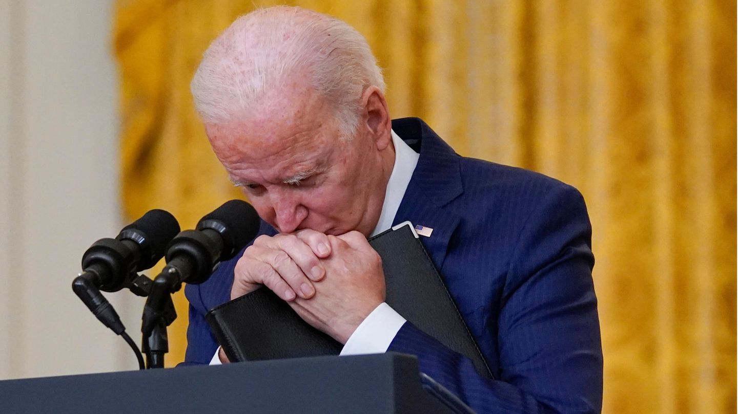 Joe Biden hält inne, als er im Weißen Haus nach dem tödlichen Anschlag in der Nähe des Flughafens von Kabul spricht