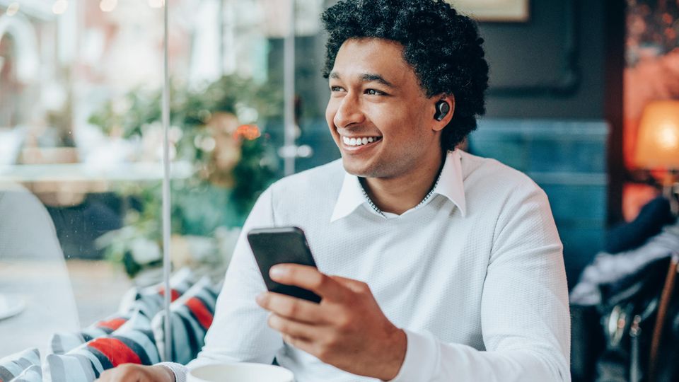 Mann trägt Bluetooth-Kopfhörer