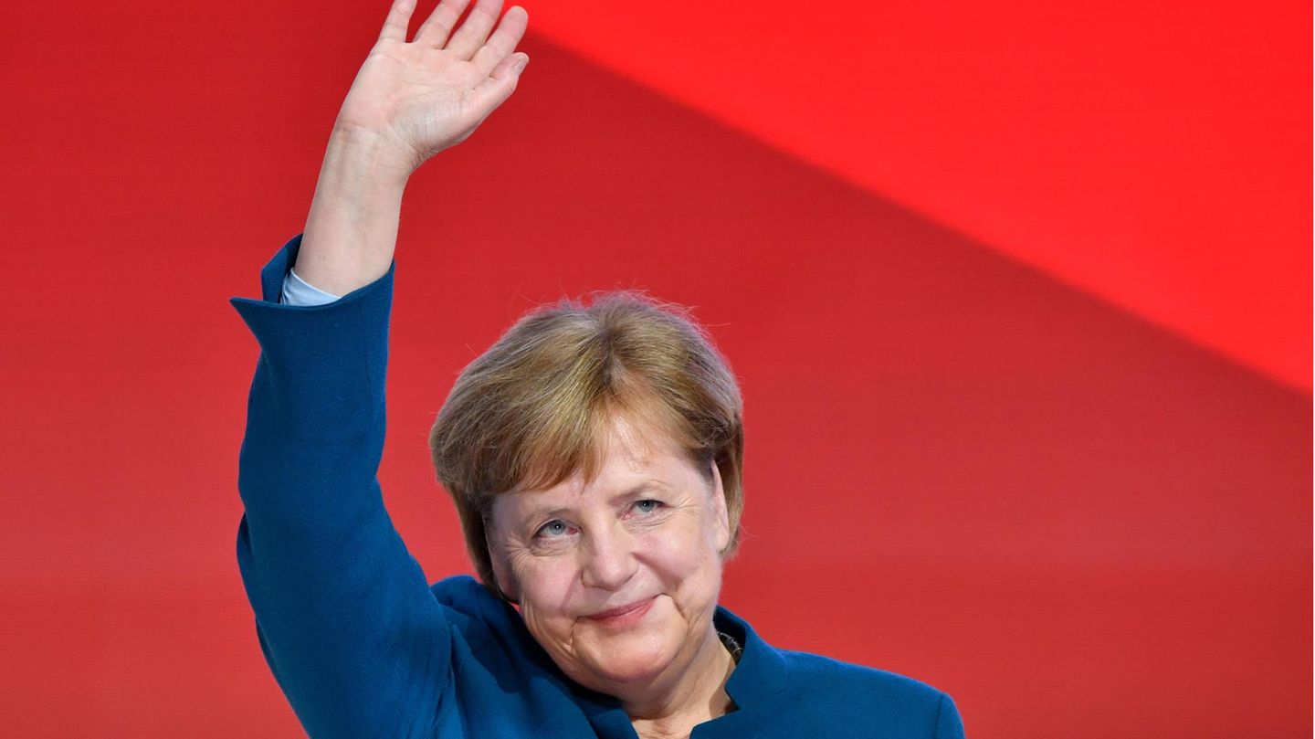 Angela Merkel winkt