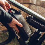 Der zweite Akku lässt sich leicht entnehmen.