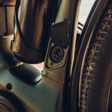 Die zentrale Ladebuchse ist unten am Rahmen angebracht.