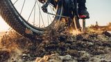 Die breiten Reifen sind für befestigte Wege gut, für losen Untergrund sollte man sie wechseln.