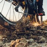 Die breiten Reifen sind für befestigte Wege gut, für losen Untergrund sollte man sie wechseln.