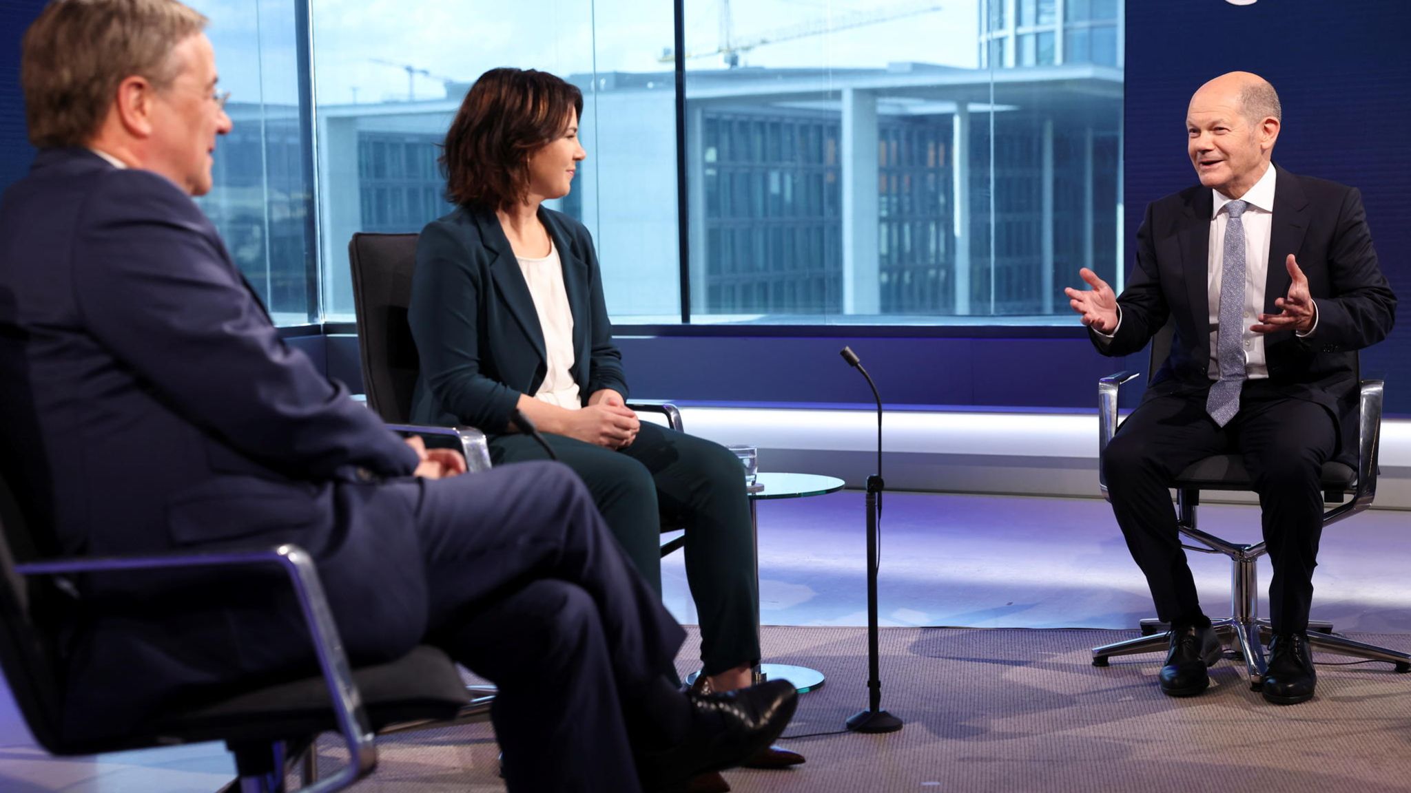 Armin Laschet, Annalena Baerbock und Olaf Scholz nehmen an einer Diskussionsveranstaltung teil