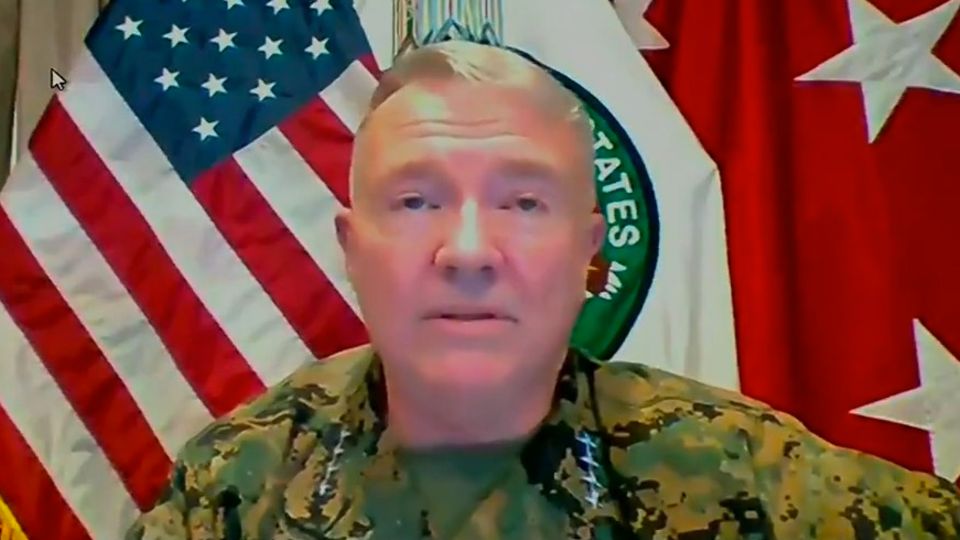 US-General Kenneth McKenzie schildert riskante Körperkontrollen am Kabuler Flughafen.