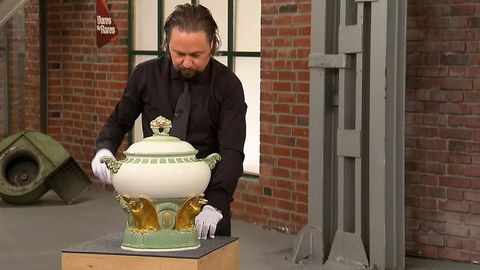 Wolfgang Pauritsch untersucht im Studio von "Bares für Rares" die riesige Porzellan-Terrine.