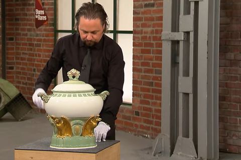 Wolfgang Pauritsch untersucht im Studio von "Bares für Rares" die riesige Porzellan-Terrine.