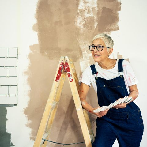 Frau streicht Wand