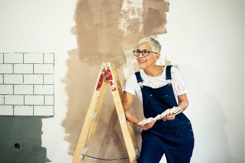 Frau streicht Wand